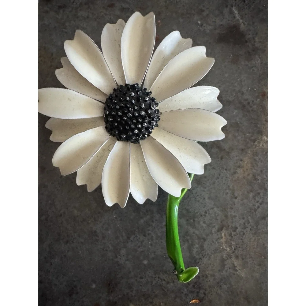 Vintage Brooch 1960's‎ Flower Power White Enamel Daisy Black Center